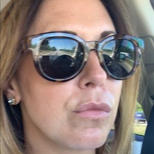 Meet your Posher, Lora